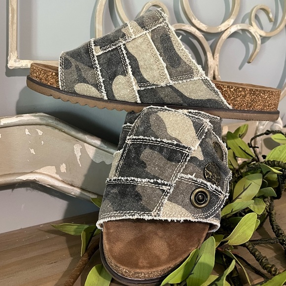 Blowfish Shoes - Blowfish Natural Camo Canvas Slides Womens 7 Comfy Sandals